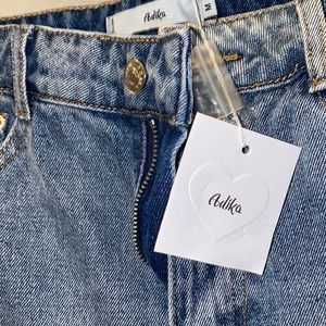 Mom jeans w flame accent on both legs